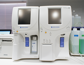 CRP測定器（左）と全自動血球計数器（右）